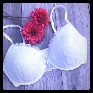 White lace underwire bra by Vera Wang
